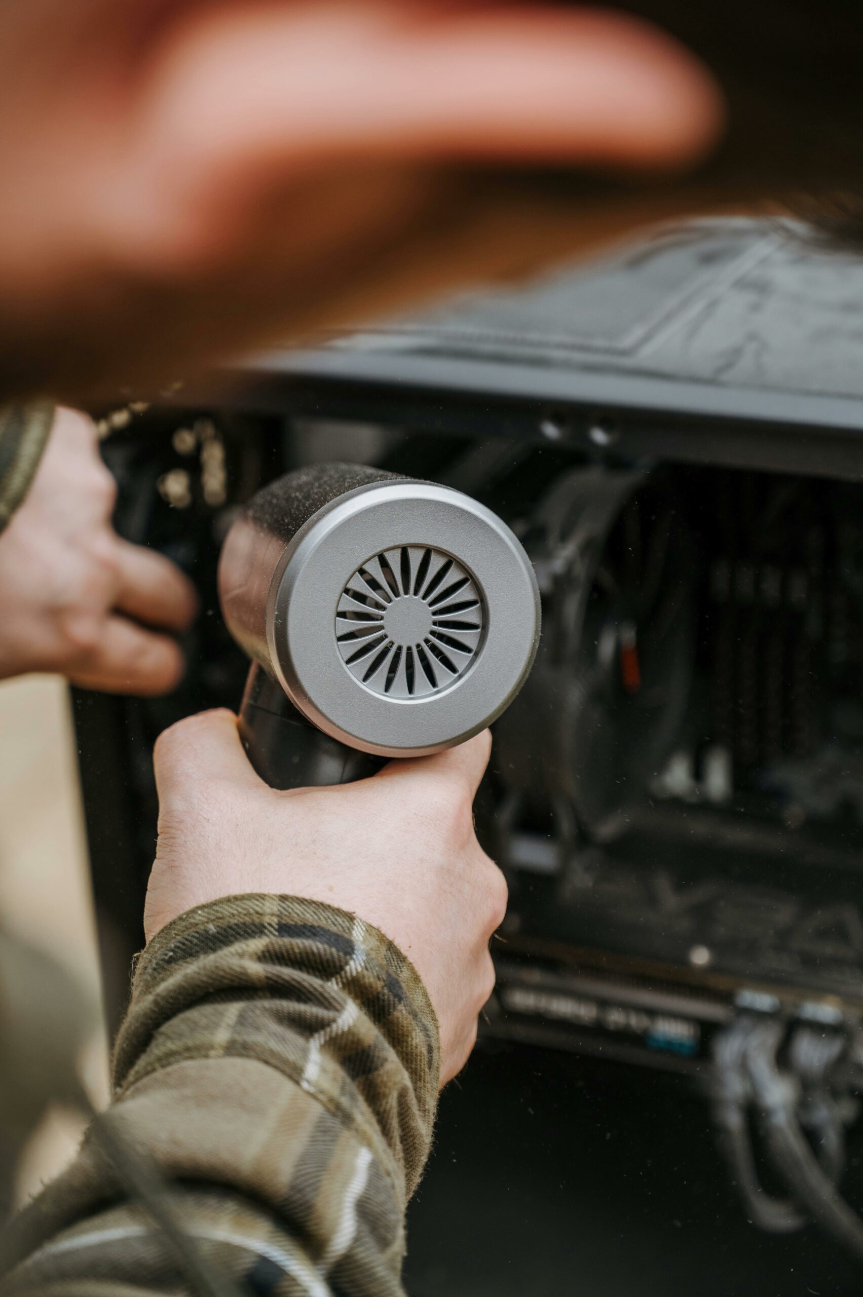 Technicien effectuant l’entretien et le dépannage d’une pompe à chaleur – service 24h/24 et 7j/7 en Belgique