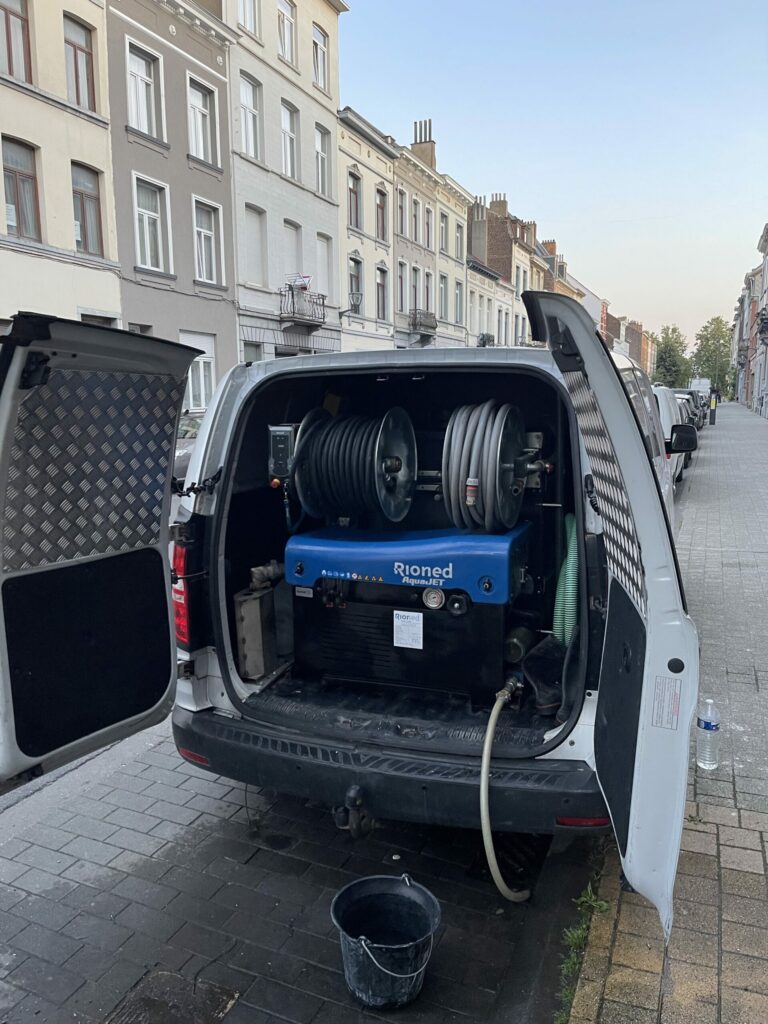 Camionnette de débouchage STB avec son hydrocureuse, dans une rue de Bruxelles