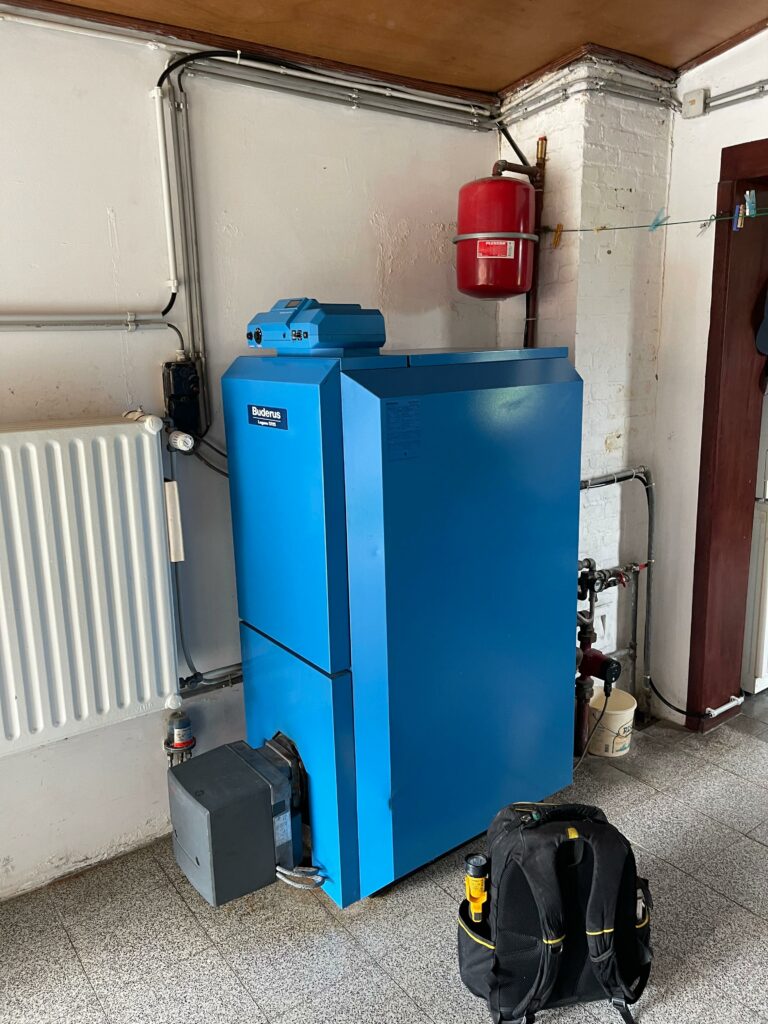 pose de chaudière mazout avec raccordement au brûleur et à la cuve