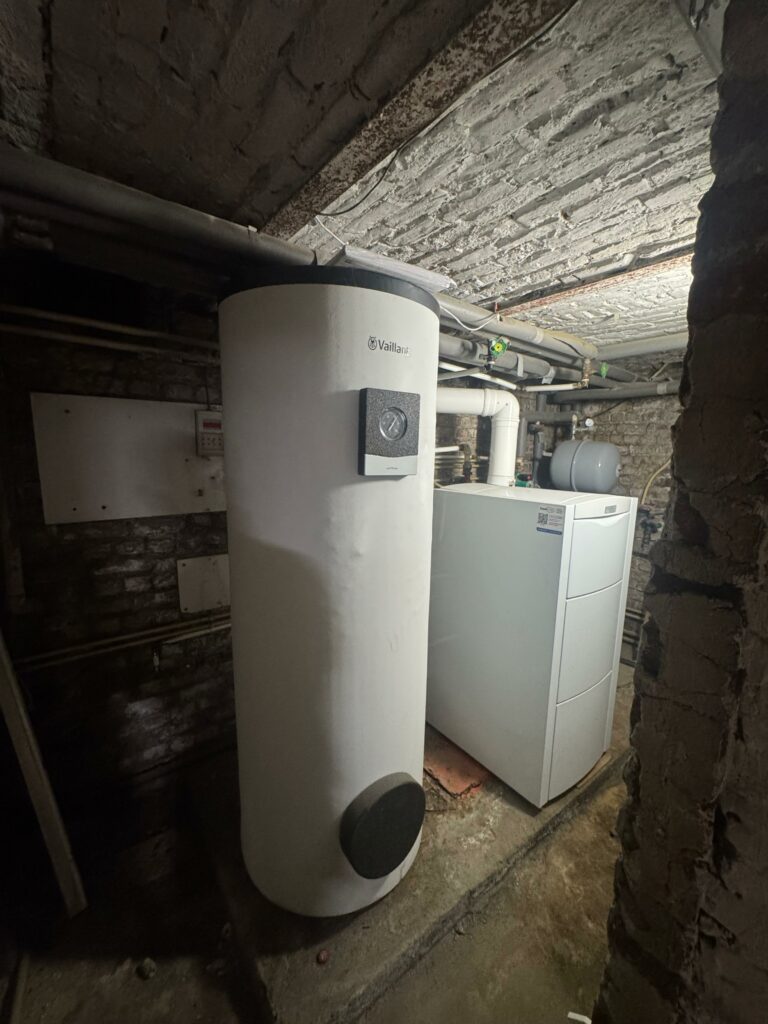 pose de chaudière murale avec raccordements hydrauliques et gaz
Vaillant