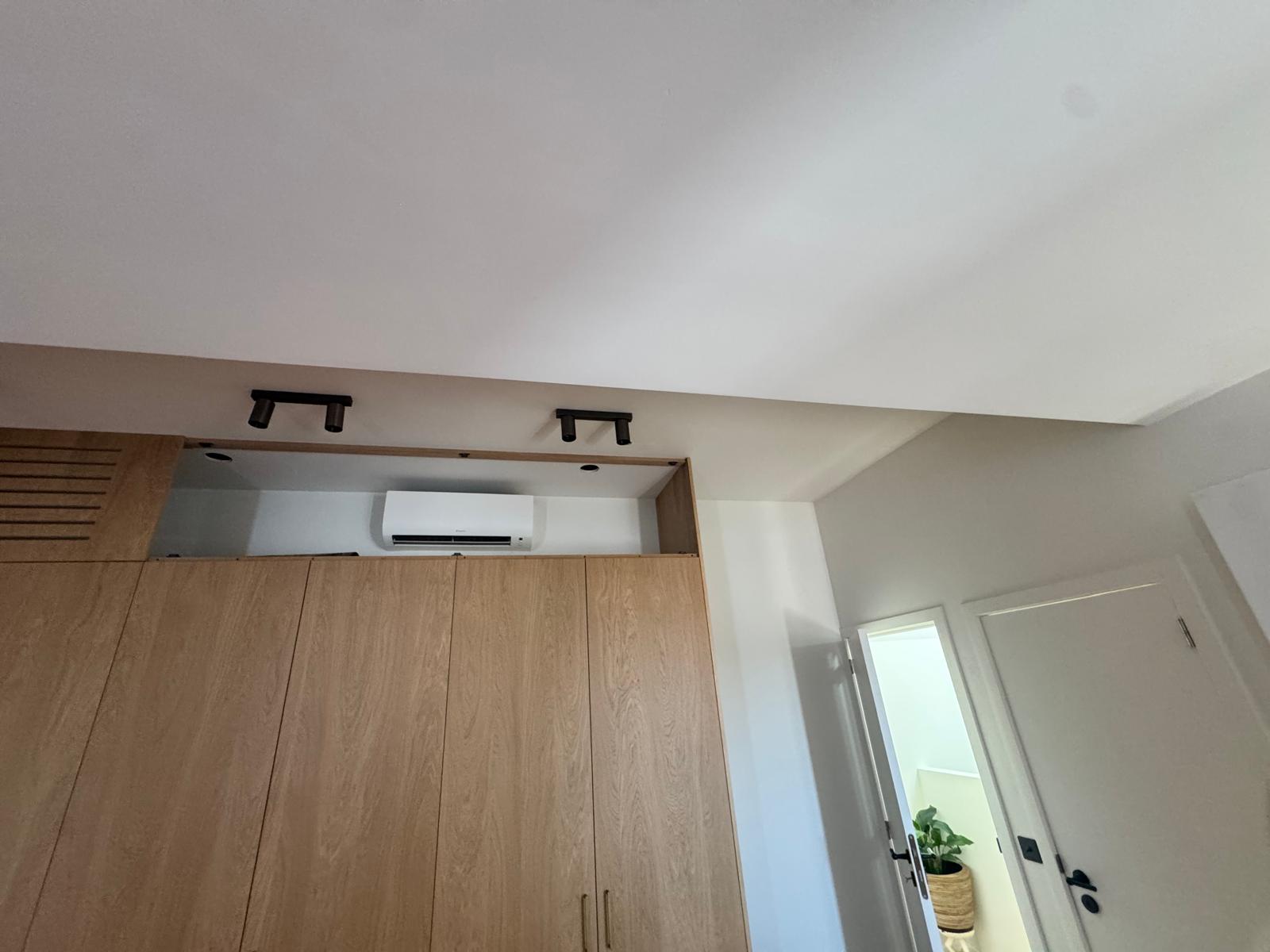 Climatisation murale intégrée dans une niche de dressing sur mesure à Bruxelles