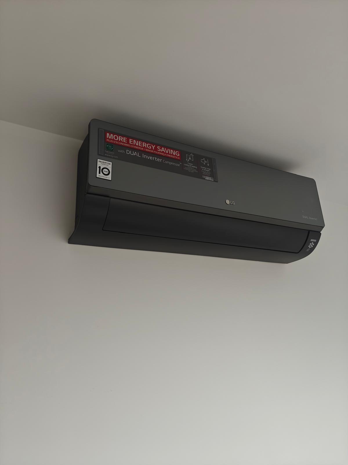 Climatiseur mural LG installé en hauteur