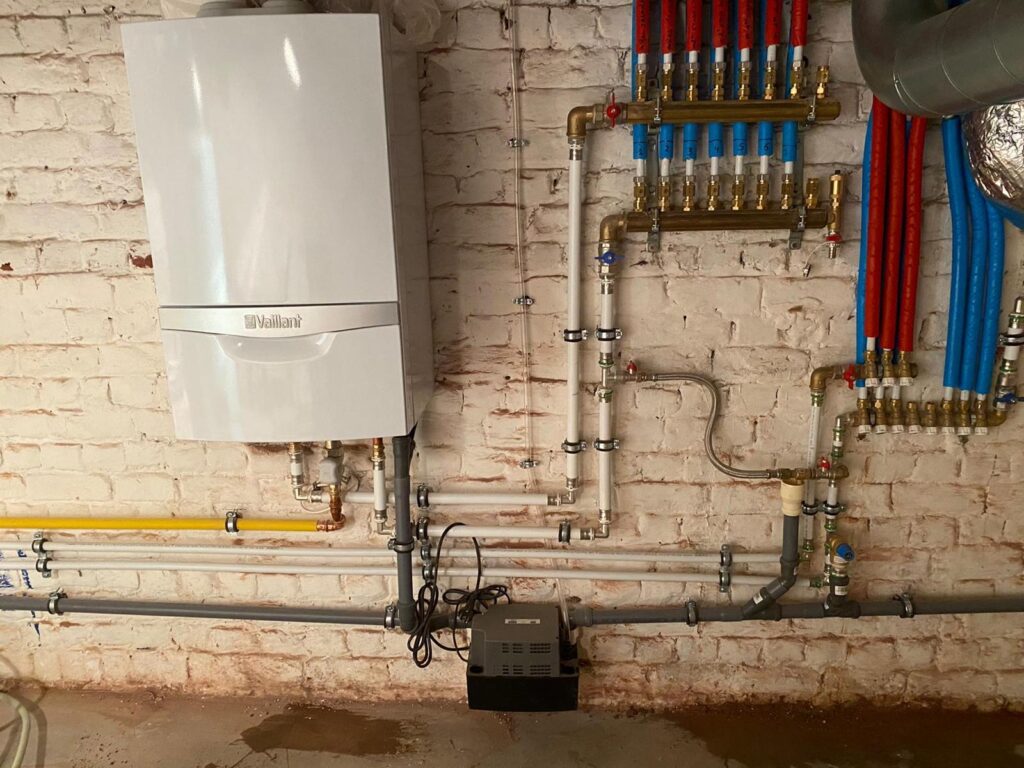 Chaudière murale Vaillant installée avec ses collecteurs de chauffage